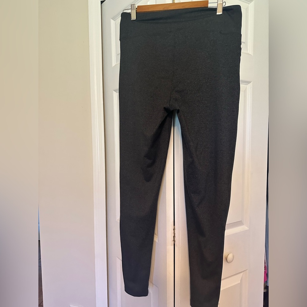 Earth Yoga sustainable clothing  Leggings with small front pockets. Sz L